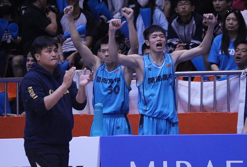 東華體育系102級系友陳貴祥擔任開南中學籃球隊教練。