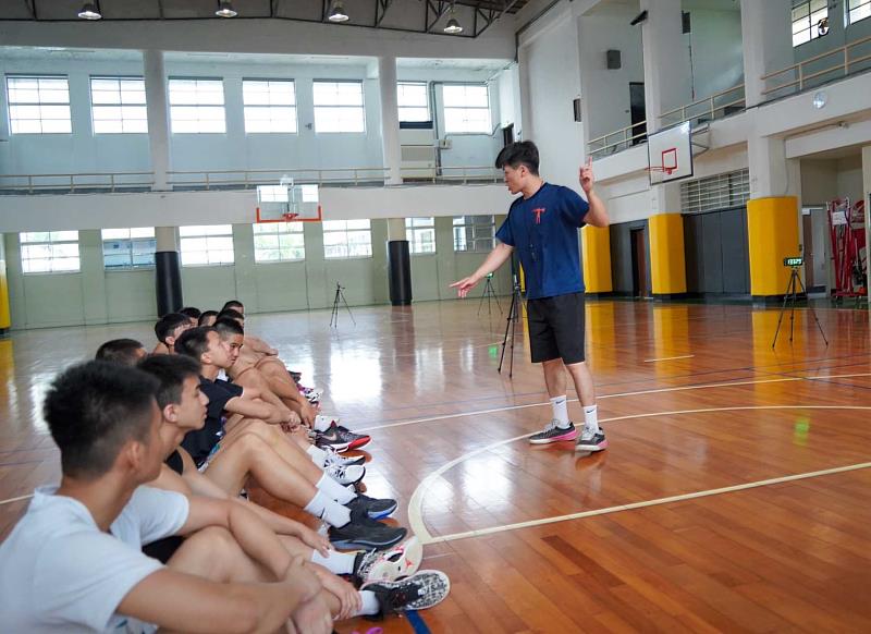 東華體育系105級系友陳志杰擔任開南中學籃球隊肌力體能教練。