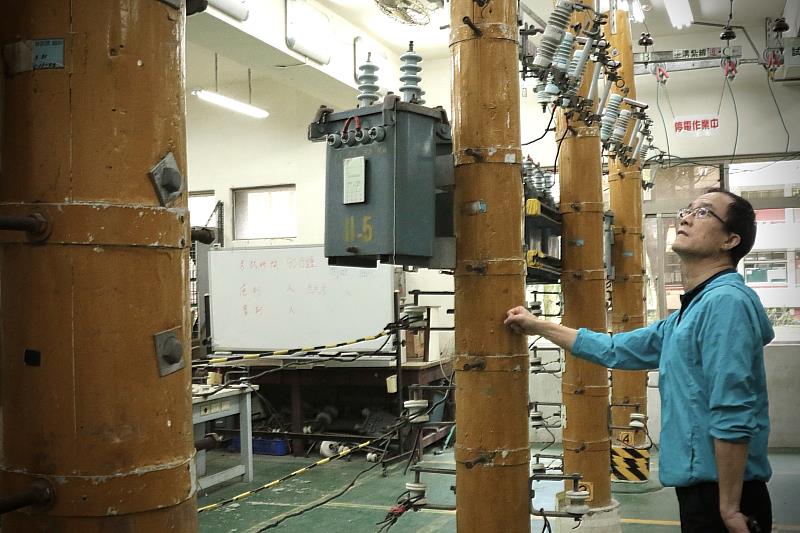 電機系擁有國內技專校院首屈一指的「乙級室內配線檢定場」，可指導學生進行檢定題目練習。