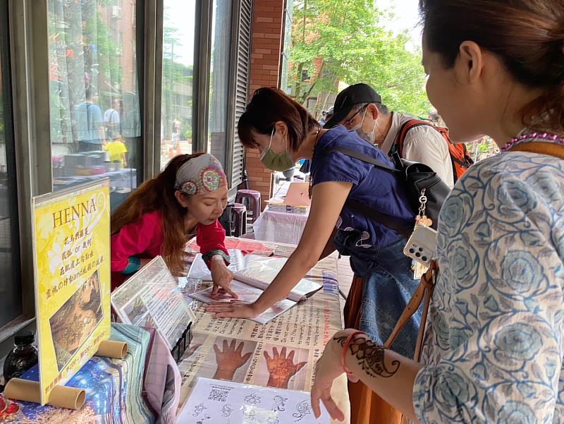 「印度文化推廣」活動安排多元市集展示，包括印度傳統美食、手工藝、印度紗麗試穿、印度手繪體驗等