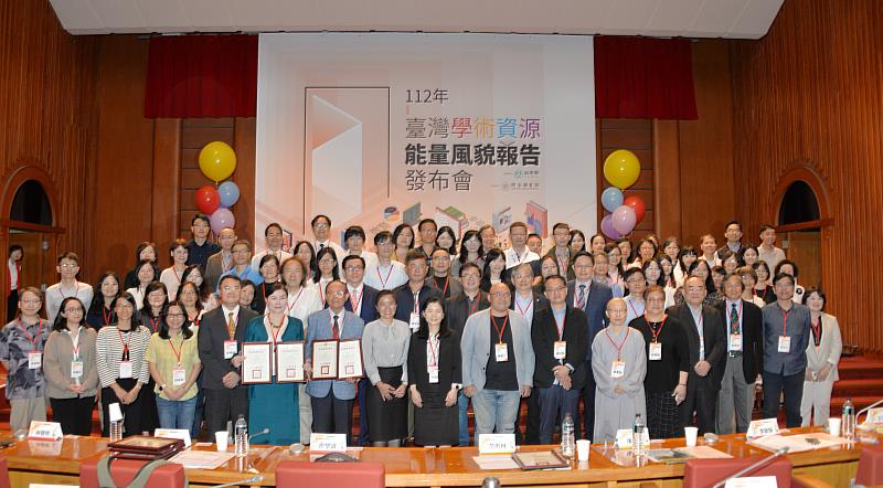 國家圖書館舉辦臺灣學術資源能量風貌報告發布會，獲獎學校大合照。林聰明校長（前排左７）與圖書館賴淑玲館長（前排左６）出席典禮接受表揚。