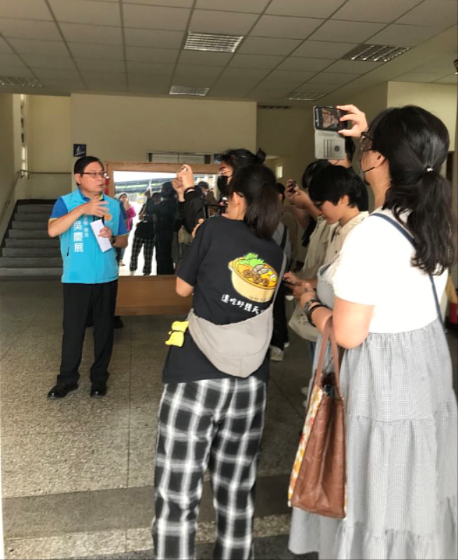 在吳慶展隊長（左一）同意下，學生邊聽解說，邊替未能到場的同學留下影音紀錄。