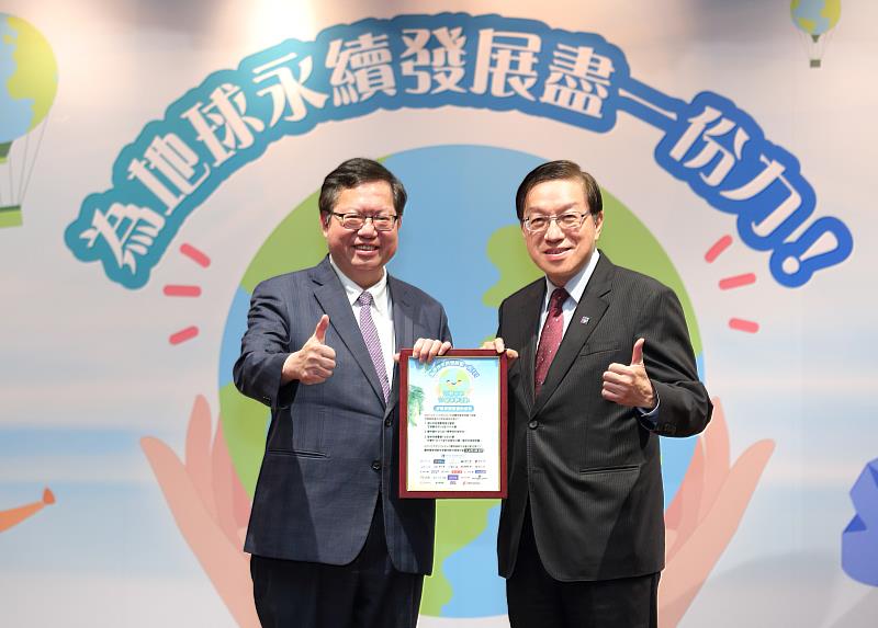 圖說：凱基人壽執行副總經理蘇錦隆(右)代表響應壽險公會舉辦之「為地球保險」聯合淨灘活動