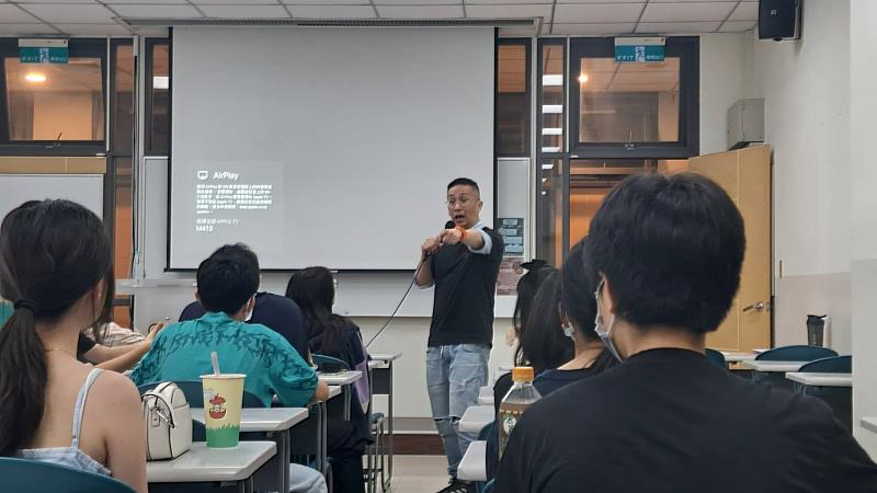 中國廣播流行網DJ「豆子」賀正邦帶領學員進入廣播節目主持人的領域。（世新大學提供）