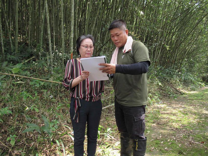 模範勞工技術士蕭元順對林農詳細解說相關法規