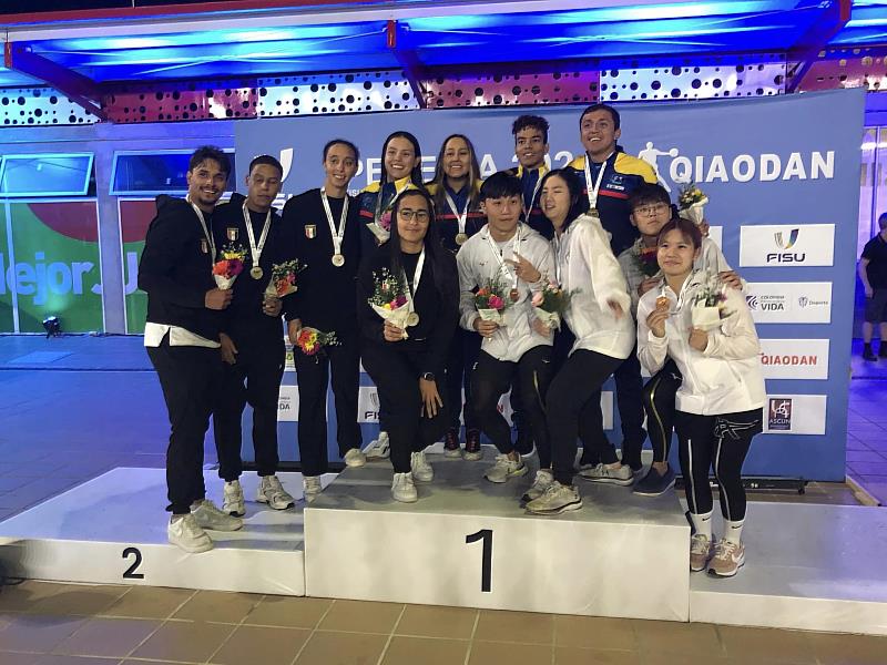 劉子維、李如羿、林宇威、王宥絜等選手在4X50公尺水面蹼泳混合接力決賽中贏得銅牌