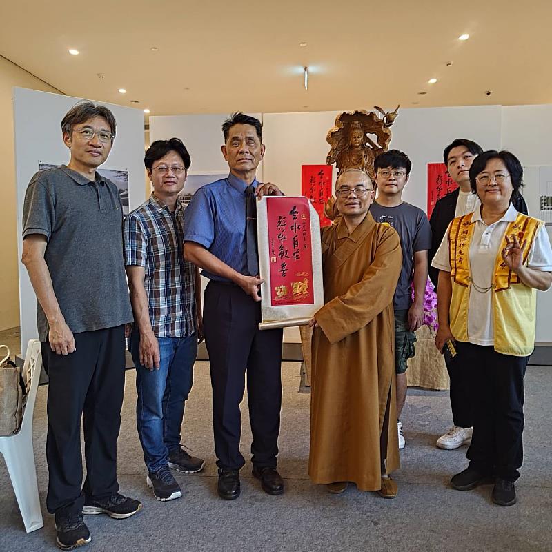 佛光山慧讓法師致贈開山祖師星雲大師2024年新春祝福語「雲水自在，祥和歡喜」予徐輝明校長。