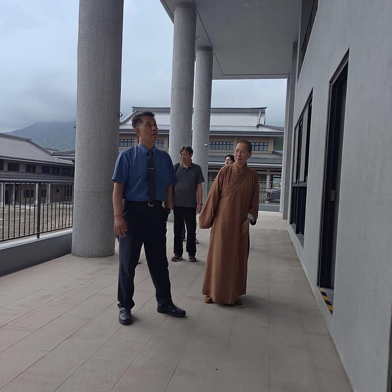 東華大學徐輝明校長參觀月光寺臨時安置中心。