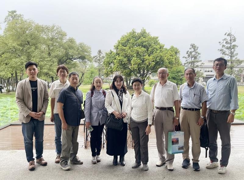 林玉裳主席(右4)與雲科大文資系教師群餐敘交流後合影