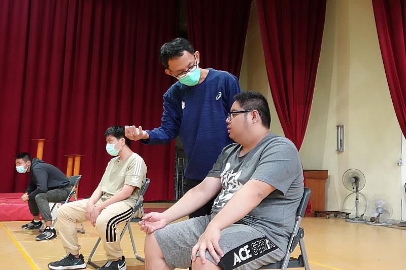 中華地板滾球協會林敬堯教練（右二）指導本次季軍隊伍進行賽事練習。