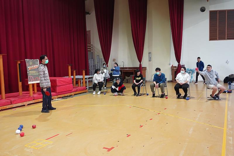 聖約翰科大自110學年度開始引進地板滾球運動，校園內不分身障生與一般生都能一起參與地板滾球的交流。