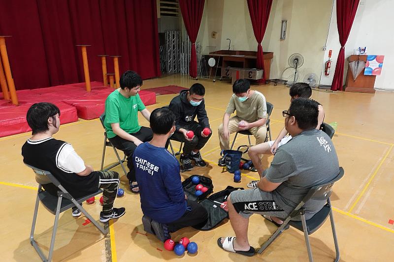 林敬堯教練指導學生對球具進行軟硬度的分配與編碼。