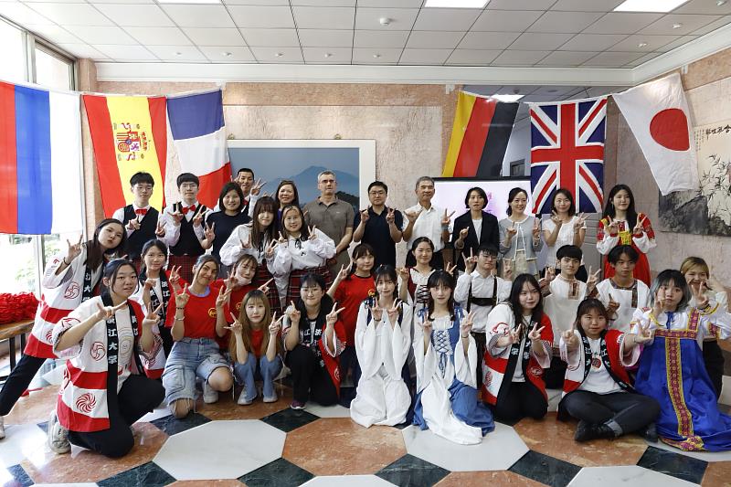 淡江大學國際外語週開幕式師生合影。