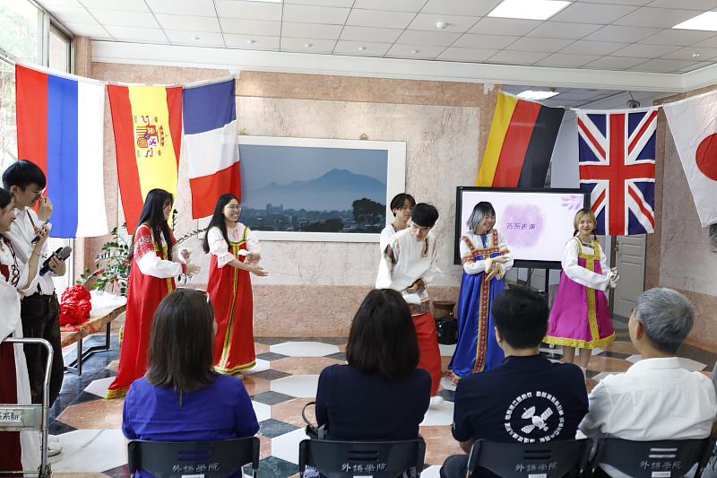 淡江大學國際外語週開幕式中，英法西德日俄等六系學生載歌載舞，迎接一年一度活動。