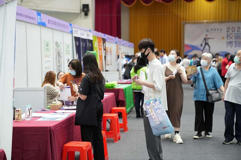 竹市中華大學校園徵才博覽會共82家知名企業到場招募，提供9,000多個職缺，最高月薪7萬，學生求職踴躍
