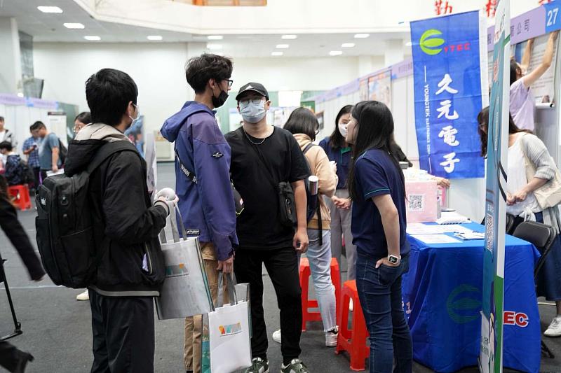 竹市中華大學校園徵才博覽會共82家知名企業到場招募，提供9,000多個職缺，最高月薪7萬，學生求職踴躍
