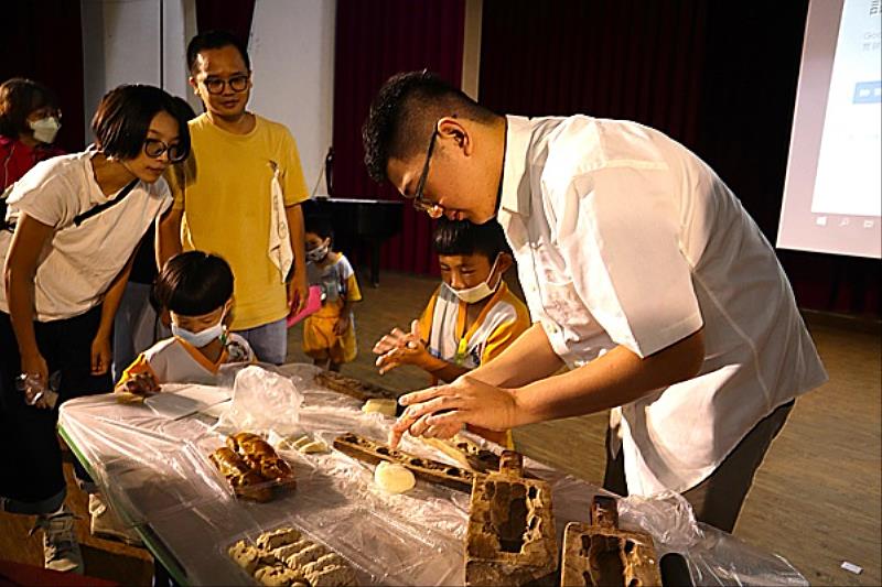 寶來香第三代傳人王偉得先生於活動中示範製作糕點之情形。