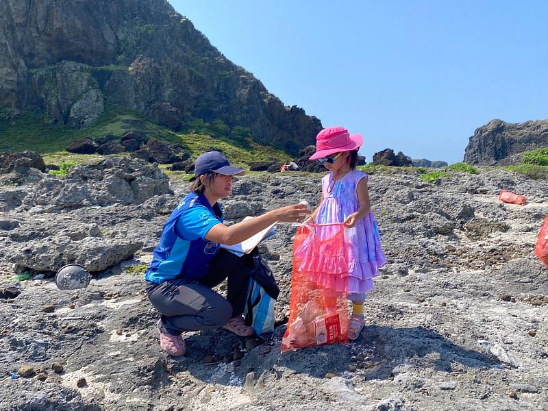 「柚見綠島」 文史走讀淨灘之旅 臺東縣府前進綠島淨灘 清出90.5公斤的海灘廢棄物