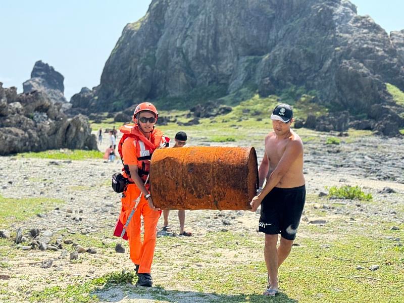 「柚見綠島」 文史走讀淨灘之旅 臺東縣府前進綠島淨灘 清出90.5公斤的海灘廢棄物