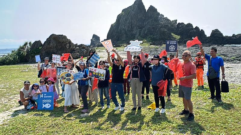 「柚見綠島」 文史走讀淨灘之旅 臺東縣府前進綠島淨灘 清出90.5公斤的海灘廢棄物