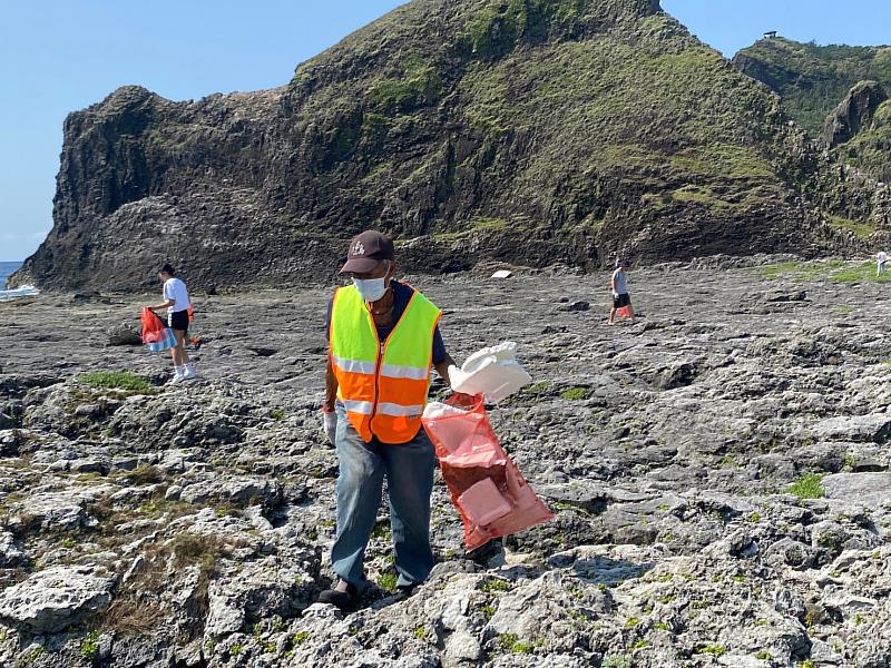 「柚見綠島」 文史走讀淨灘之旅 臺東縣府前進綠島淨灘 清出90.5公斤的海灘廢棄物