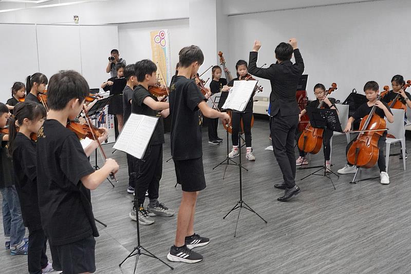 士東國小弦樂團在大葉大學圖書館演奏樂曲