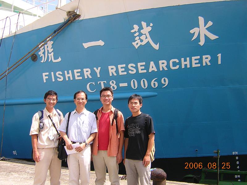 黃金泉(左1)與電機系林俊良老師(左2)及同學參與「2006年基隆集魚燈計畫」
