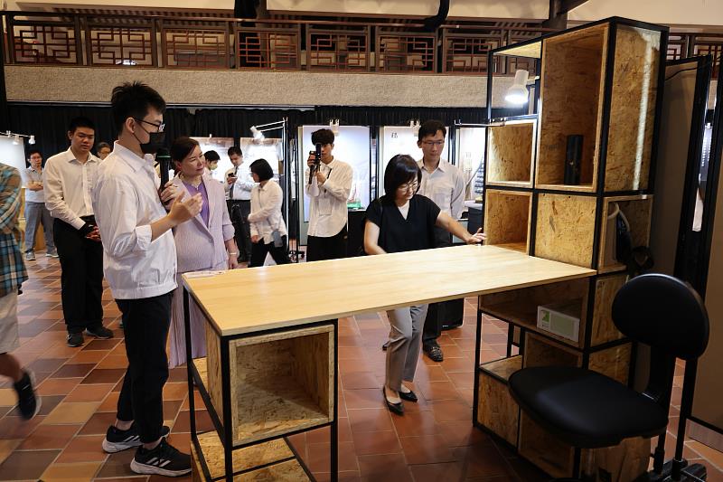 南華大學產設系展現青春創意，學生介紹創意作品。