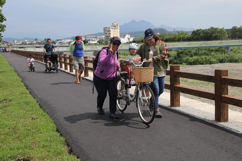 太平溪右岸一路通市區段康樂橋到馬蘭橋今通車  饒慶鈴：臺東縣府持續努力給民眾更便利安全道路交通環境