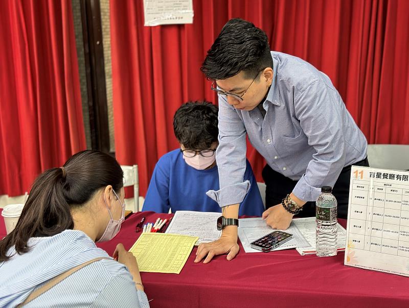 北分署花蓮就業中心辦理震災後首場專案徵才活動，現場民眾參加應徵面試情形