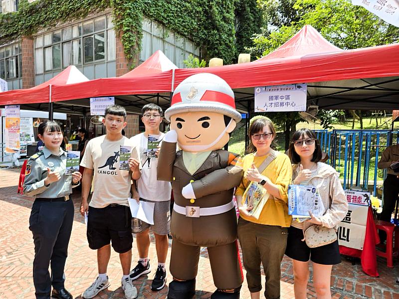 看中朝陽畢業生的優勢，國軍招募也加入校園徵才的行列。