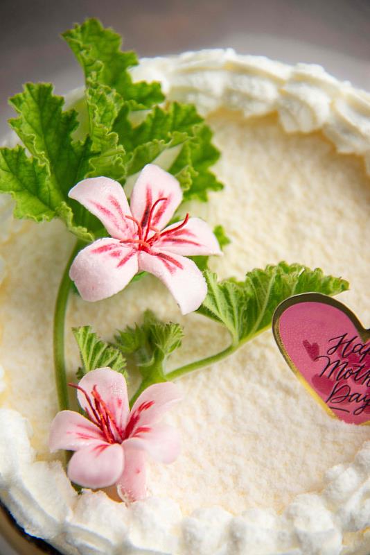「有機玫瑰天竺葵皇冠夏洛特」以玫瑰天竺葵翻糖花及農場每日採摘有機香草葉片裝飾