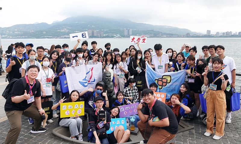 淡江大學經濟系「經探號」團隊舉辦「一日大學生：高中生體驗營」，到淡水老街大合照。（圖／淡江大學經濟系提供）