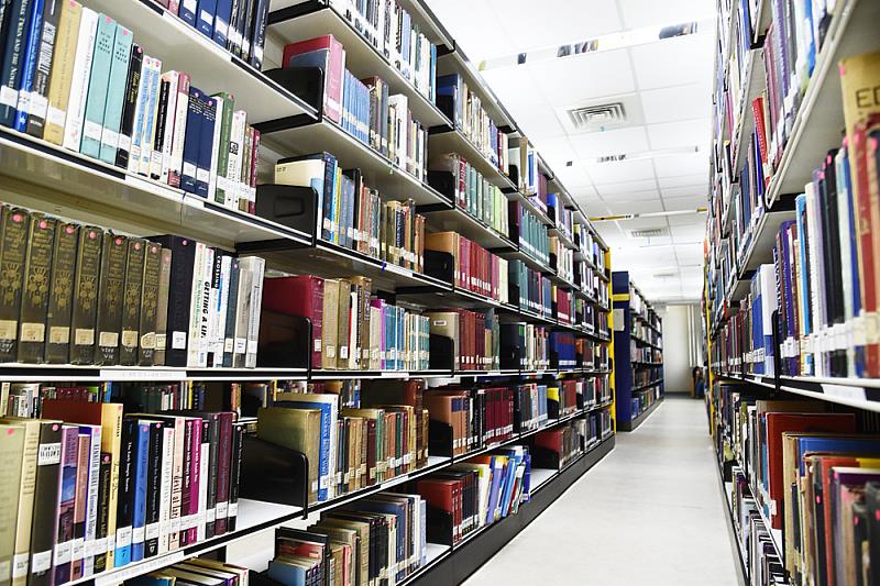 文化大學圖書館藏書量豐厚，在私校排名數一數二