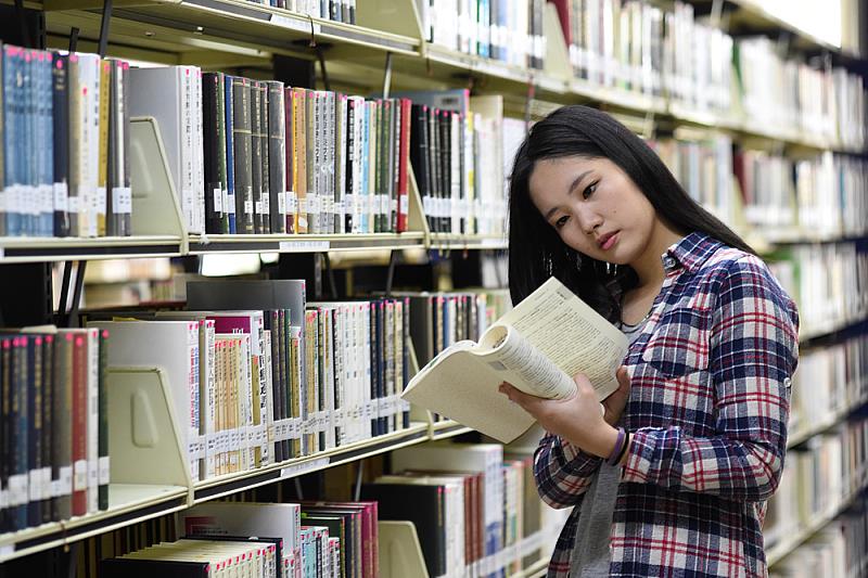 文化大學圖書館閱覽環境優美，是文化大學學生心目中最喜歡駐足的地方。