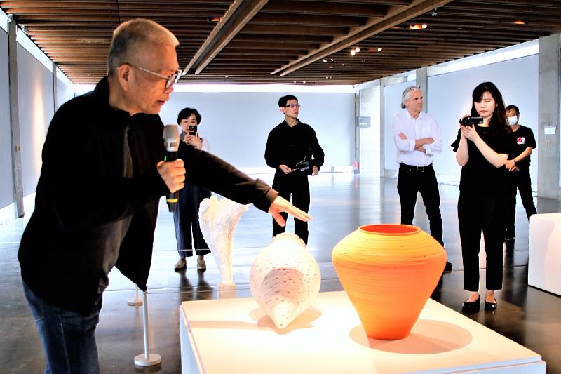 評審委員劉鎮洲為大家導覽金獎作品，韓國的權真姬（Kwon Jin Hee）《概念核心_甕》。