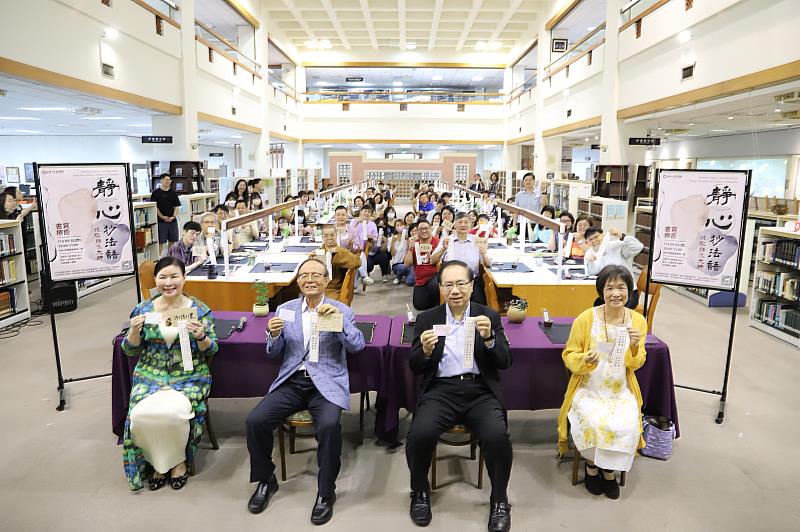 南華大學舉辦「靜心抄法語　感恩有您」，寄予卡片表達感恩心，現場合影。