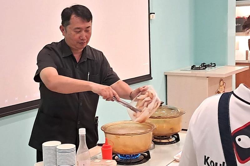 曾煥昇副教授示範熬煮台灣鯛魚湯