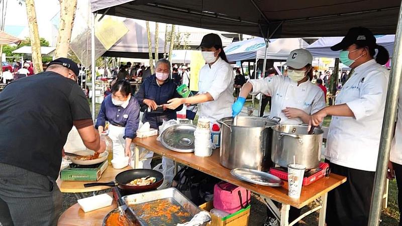 義守大學學生以異國健康蔬食料理為主，推出越式春捲、印尼沙嗲串、法式菌菇濃湯、原住民竹筒飯和墨西哥捲餅等，在活動現場大展廚藝，美味料理大受好評(照片來源：義守大學提供)。