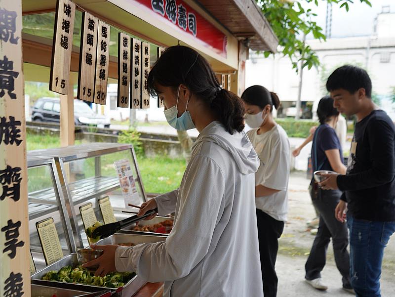 社區的低碳飲食-在豐田煮意的餐車上取餐。
