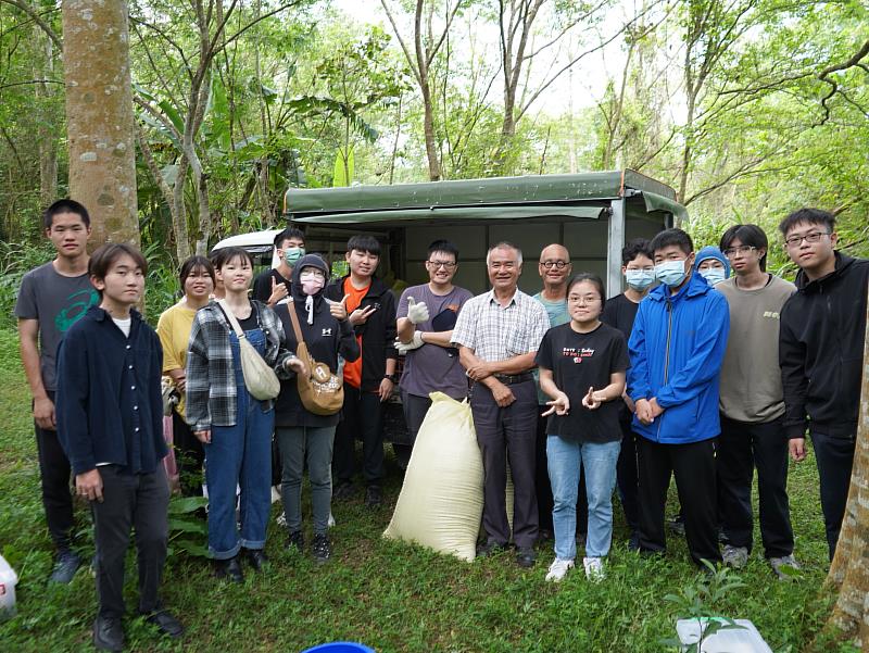 老師、同學們與黎明向陽園夥伴大合照路。