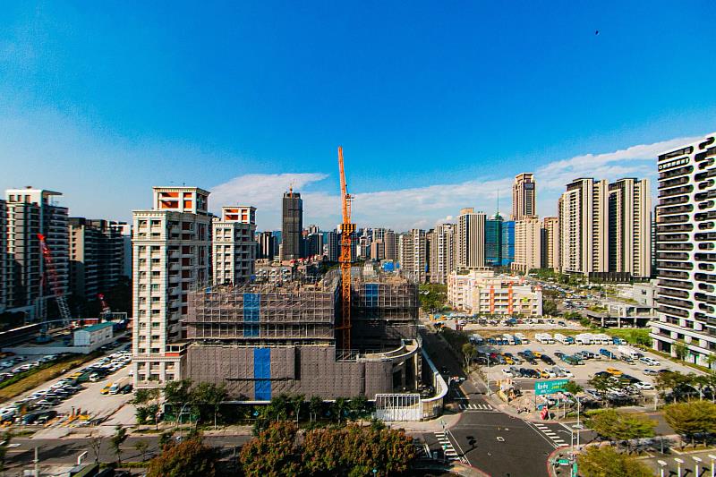 永慶房產集團統計聯徵中心數據，七大都會區的購屋年齡皆出現遞延現象，台北市的購屋主力年齡更已移轉至40-50歲。