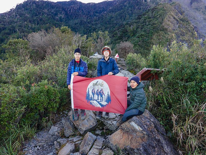 大傳系跨國團隊扛著攝影器材一步一腳印攀上大武山，拍攝紀錄片，讓更多人看見臺灣之美(照片來源：義守大學提供)。