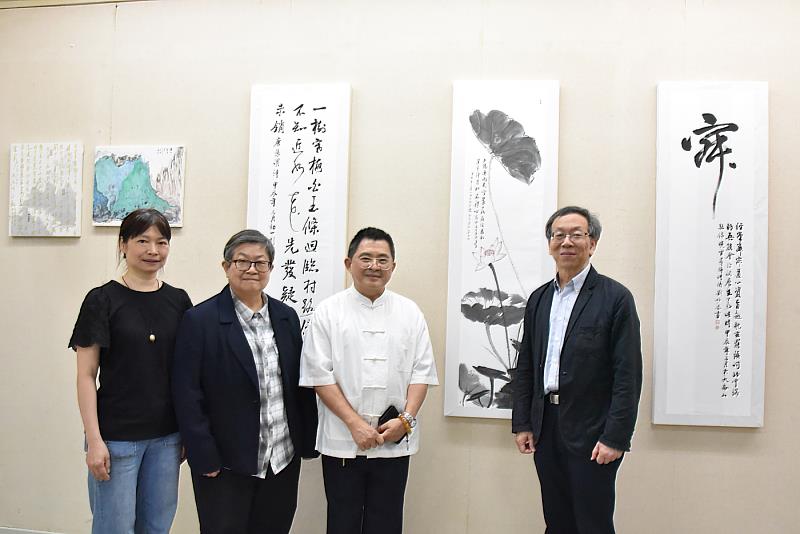 華梵大學辦「吳大仁師生書法水墨創作展」，簡江儒教務長（右一）、吳大仁老師（右二）、華梵文物館陳娟珠主任（左二）與佛藝系劉妙姿同學作品合影。