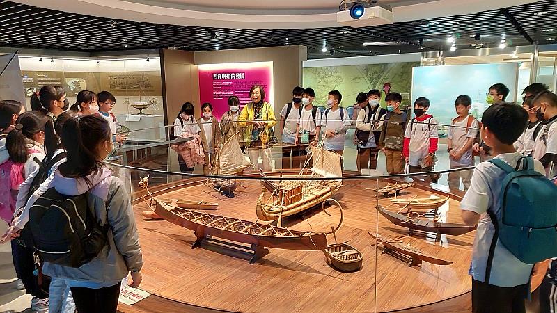 張榮發基金會「海洋好好玩」專案招待基隆市建德國小師生參觀長榮海事博物館。