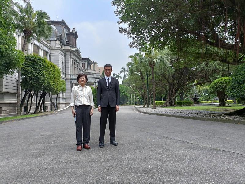 圖書館張守慧館長(左)與呂懷哲同學(右)，應以色列經濟文化辦事處邀請，出席「國際猶太大屠殺紀念活動」。