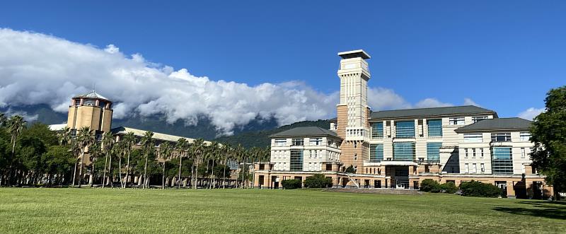 東華大學依傍著花蓮好山好水，圖書館坐擁得天獨厚的自然風光，是許多人心目中的最美大學圖書館之一。