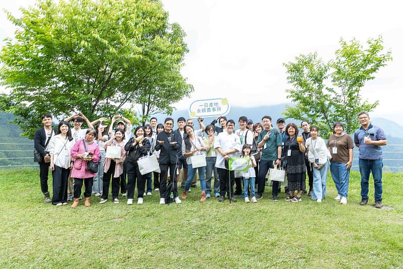 以「一日產地與永續農事所」為名，邀請參與者加入當地農民的日常。