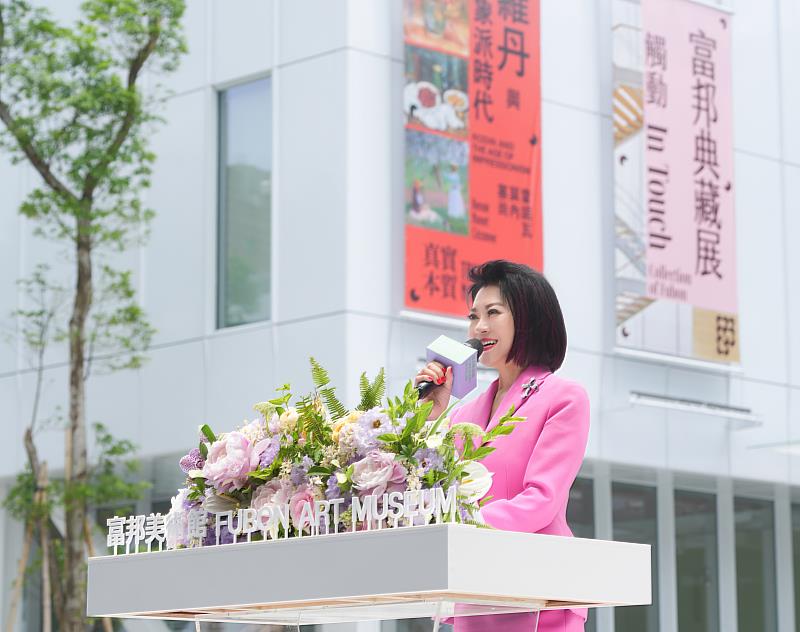 富邦美術館館長翁美慧向現場嘉賓介紹西班牙藝術家Jaume Plensa為美術館廣場創作的作品〈光與愛〉，代表著富邦美術館希望把光帶給城市，將愛傳遞出去，讓台北市成為充滿希望的城市。圖七：洛杉磯郡立美術館館長Michael Govan親自來台祝賀富邦美術館開幕，他認為這是一份給台灣的禮物，也是給世界藝術的獻禮。