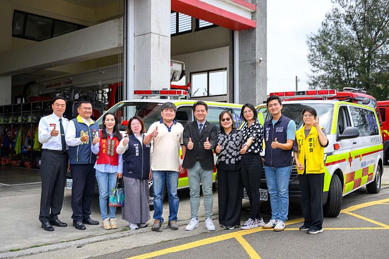 在地企業聯合捐贈2輛救護車 邱臣遠副市長：公私協力強化竹市香山救護量能